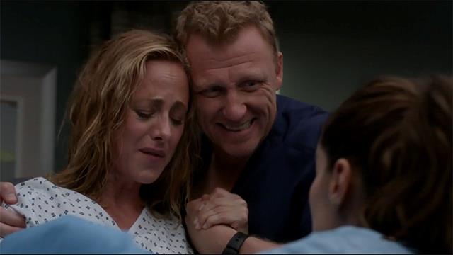 Teddy e Owen nel finale di Grey's Anatomy 15 Teddy partorisce il figlio di Owen nel finale di Grey's Anatomy 15