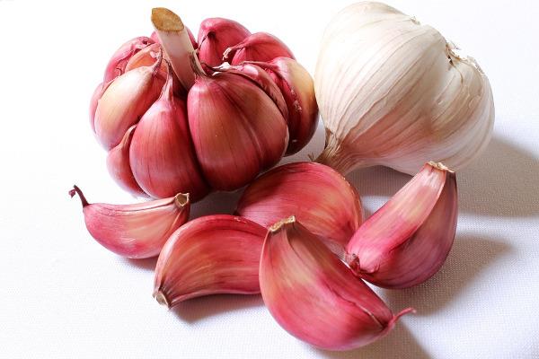 Aglio, tra i rimedi naturali per le macchie della pelle Spicchi di aglio