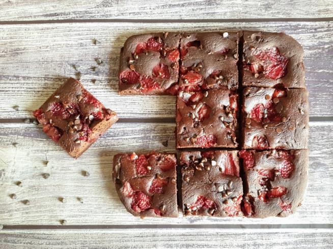 Brownie con fragole Torta al cacao e frutta