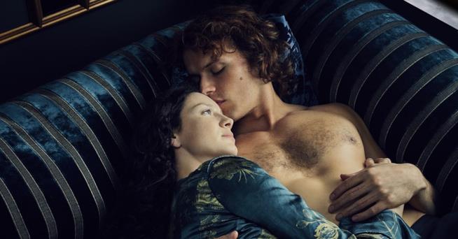 Sam Heughan e Cartona Balfe in un'immagine della seconda stagione di Outlander Jamie e Claire Fraser in una foto dalla seconda stagione di Outlander