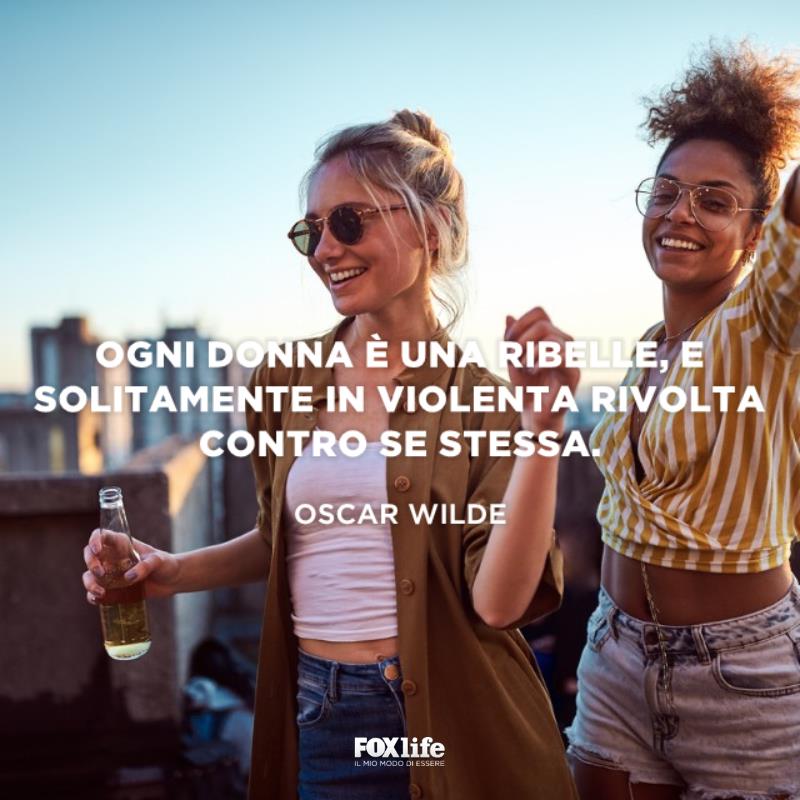 Frase donna ribelle Ragazze si divertono insieme