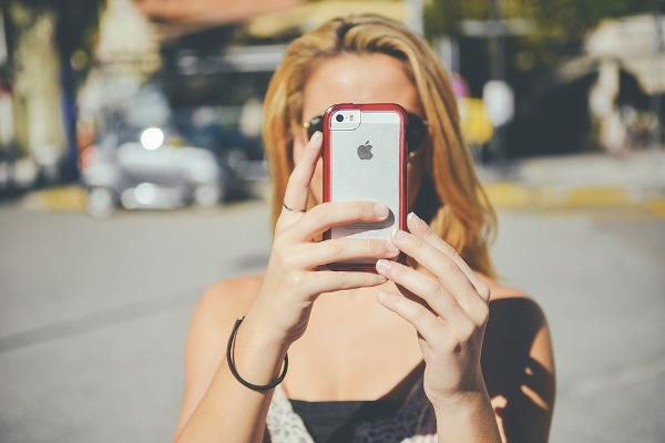 Come chattare con Skype Ragazza che guarda lo smartphone