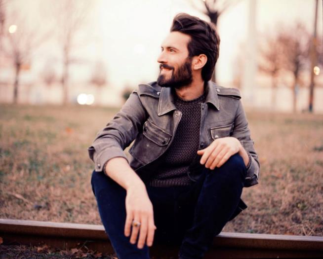 Eterno è il nuovo disco di Giovanni Caccamo Giovanni Caccamo sorridente
