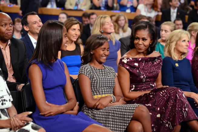 Michelle Obama parla di come ha cresciuto le sue figlie alla Casa Bianca Michelle Obama con le due figlie