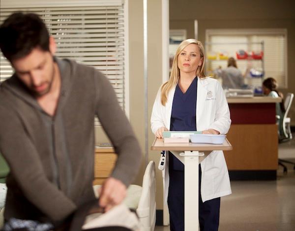 Come è stata nascosta la gravidanza di Jessica Capshaw in Grey's Anatomy Arizona nascosta dietro un poggiolo per non far veder la pancia