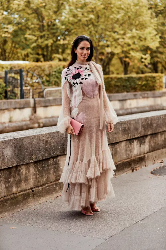 Look total pink Abito lungo rosa e sandali spuntati