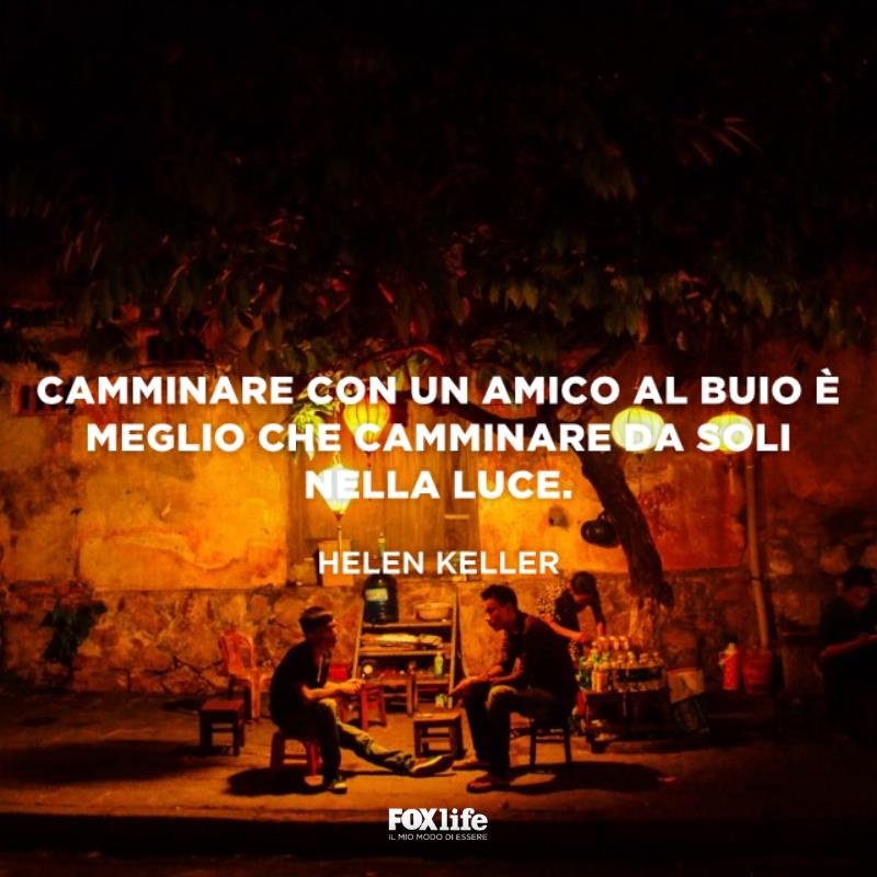 Frase Keller Amici seduti fuori un locale