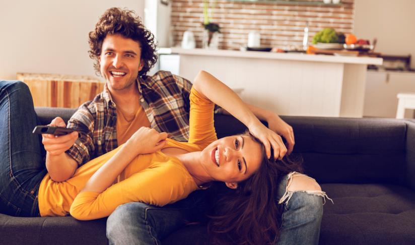 Il Binge Watching unisce le coppie una coppia di ragazzi guarda insieme la televisione