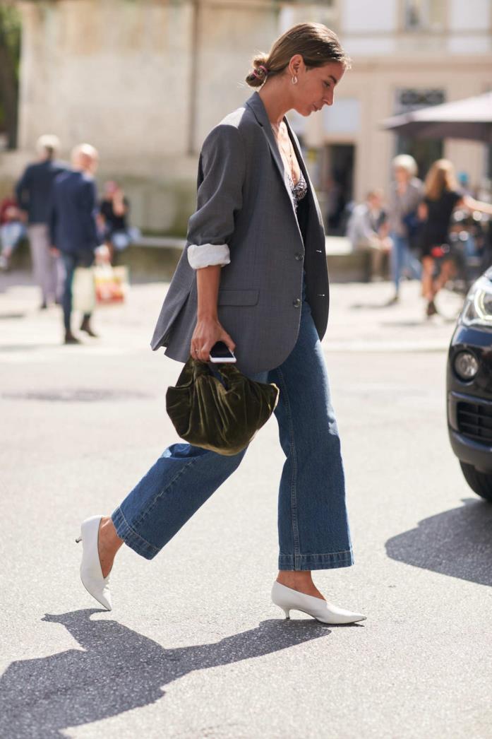 Blazer oversize, denim e décolleté bianche Blazer maschile abbinato a jeans e pumps con tacco basso