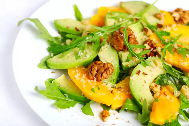 Insalata con papaya, avocado e noci: la ricetta Piatto con avocado, papaya e noci