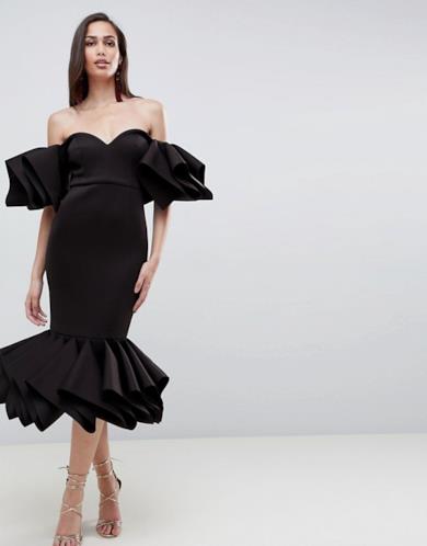 Vestito con scollo a barca elegante