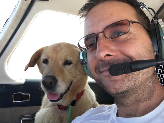 Paul Steklenski, l'uomo che salva animali con il suo aeroplano Paul Steklenski con un cane da lui salvato