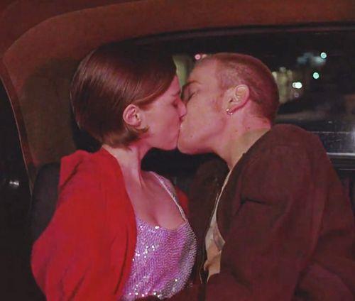 Diane e Renton si baciano in Trainspotting Kelly McDonald e Ewan Mcgregor si baciano in taxi
