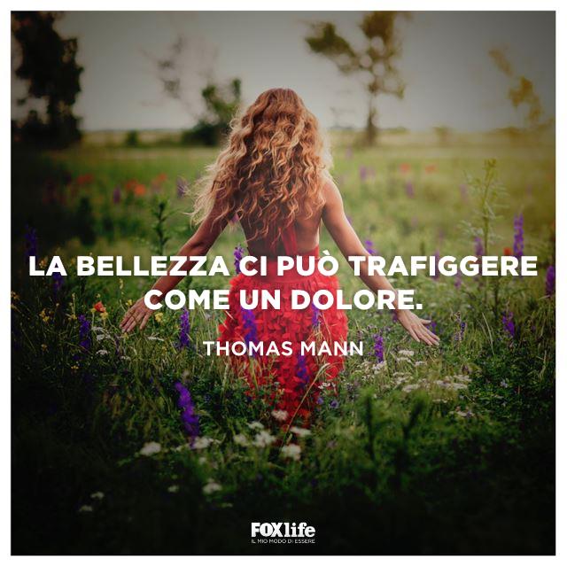 Citazione Thomas Mann Ragazza cammina in un prato fiorito