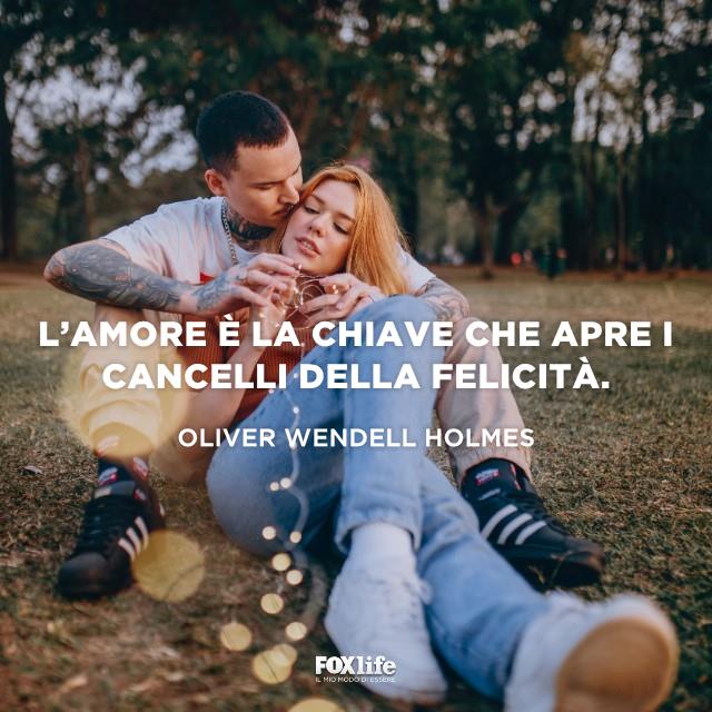 Frase Holmes Donna sdraiata sul prato abbracciata al fidanzato