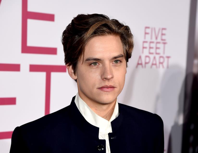 I capelli mirtillo di Dylan Sprouse dettano tendenza Dylan Sprouse