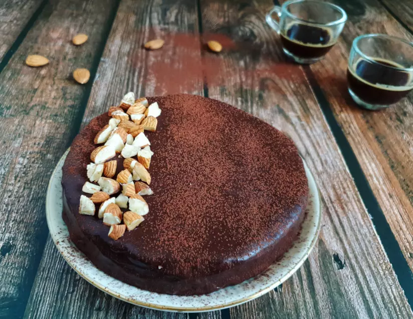 Torta di mandorle Dolce con cioccolato e frutta secca
