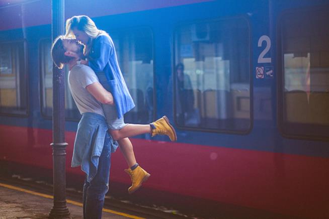 Frasi romantiche da dedicare a chi si ama Coppia di ragazzi si bacia alla stazione