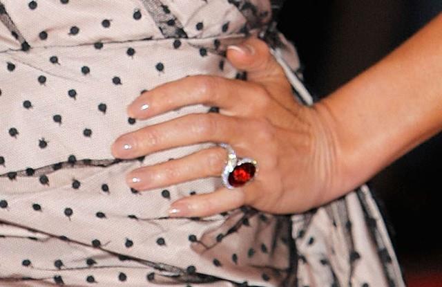 L'anello con rubino di Victoria Beckham Victoria Beckham