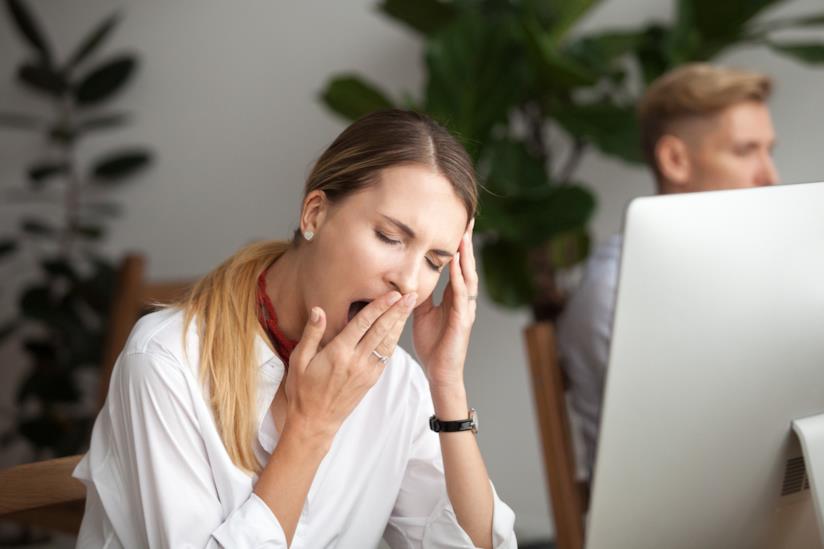 I motivi per cui ti senti sempre stanca Ragazza che sbadiglia