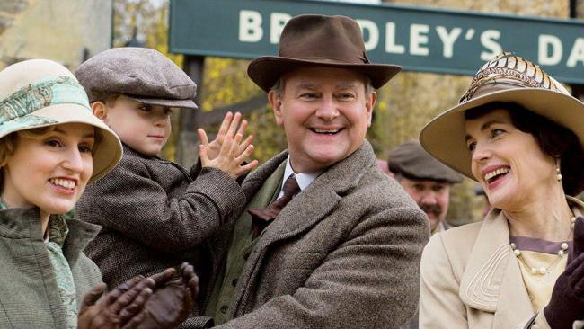 La mostra di Downton Abbey arriva negli USA La famiglia Crawley alla stazione sorridente