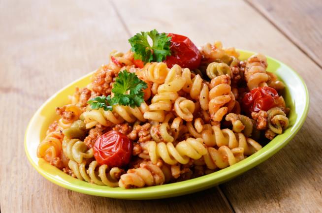 Ricetta dei fusilli tricolore vegetariani al ragù di soia e pomodorini grigliati Fusilli al ragù di soia e pomodorini