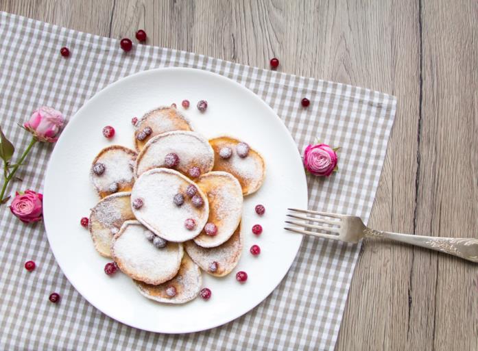 Brunch in rosa Brunch con frutti di bosco e atmosfera femminile