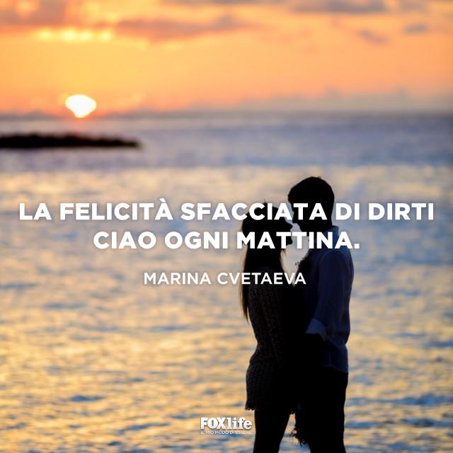 Frase Marina Coppia si guarda in riva al mare