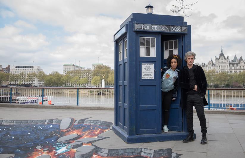 Peter Capaldi e Pearl Mackie Peter Capaldi e Pearl Mackie con il Tardis