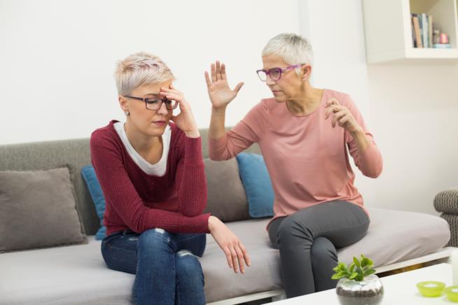 Donne anziane arrabbiate delle donne anziane che discutono