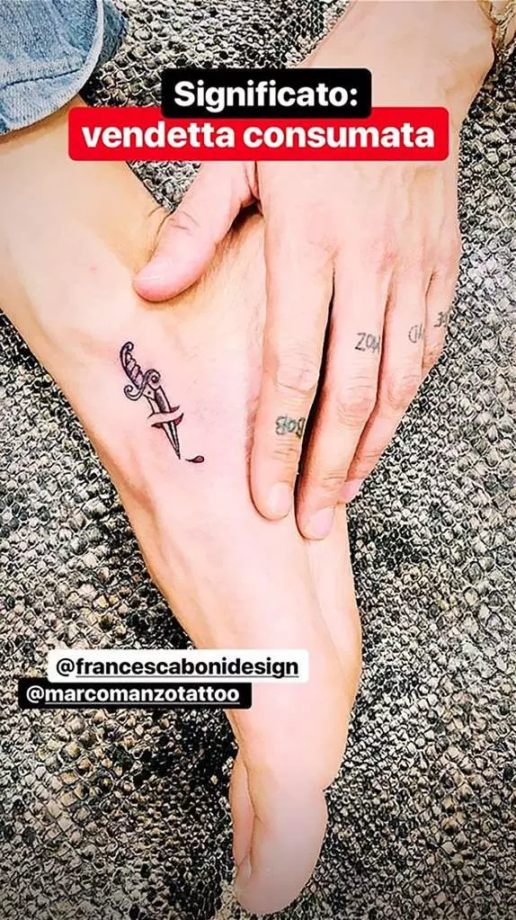 Asia Argento si fa un tatuaggio per vendicarsi dell'ex amica Rose McGowan Asia Argento, il tatuaggio sul piede