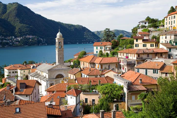 Moltrasio Il borgo di Moltrasio su cui svetta la torre campanaria.