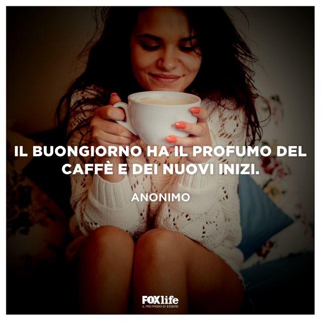 Il buongiorno ha il sapore dei nuovi inizi Ragazza sorseggia una tazza di caffè