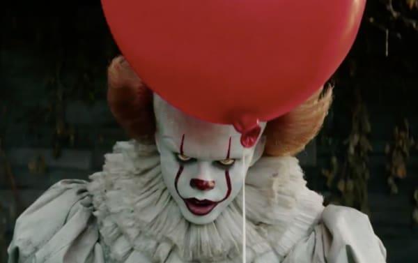 It: un primo piano di Pennywise Bill Skasgaard interpreta Pennywise
