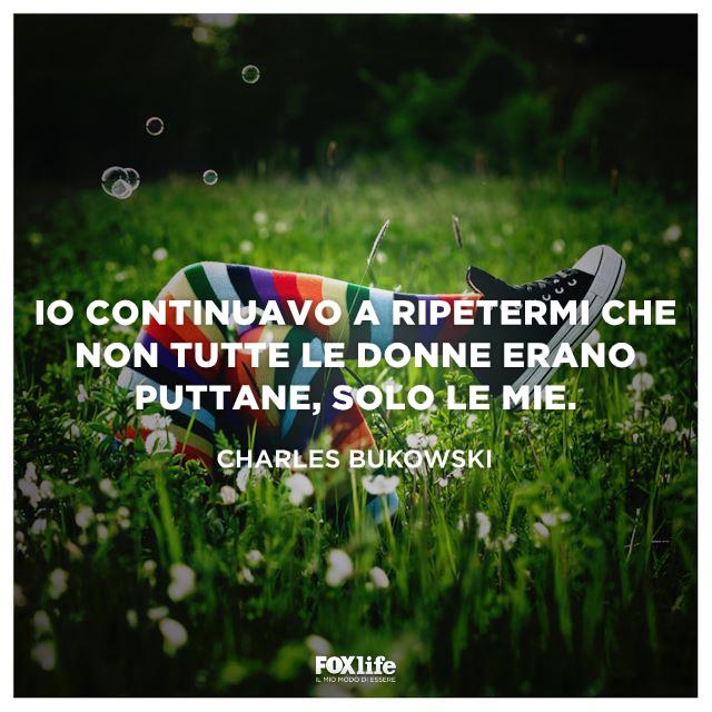 Frase donne puttane Ragazza sdraiata sul prato