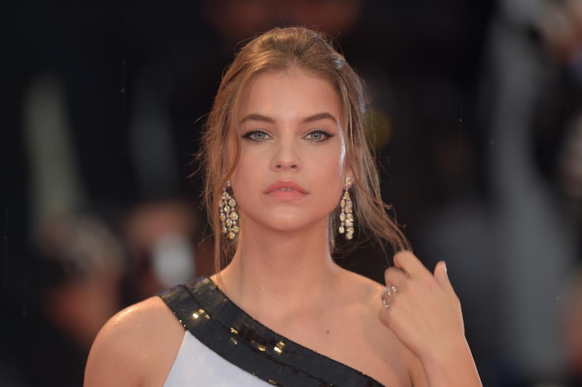 Barbara Palvin in primo piano