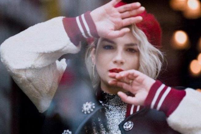 Essere qui è il nuovo album di Emma Marrone Dodici tracce nel nuovo disco di Emma, Essere qui