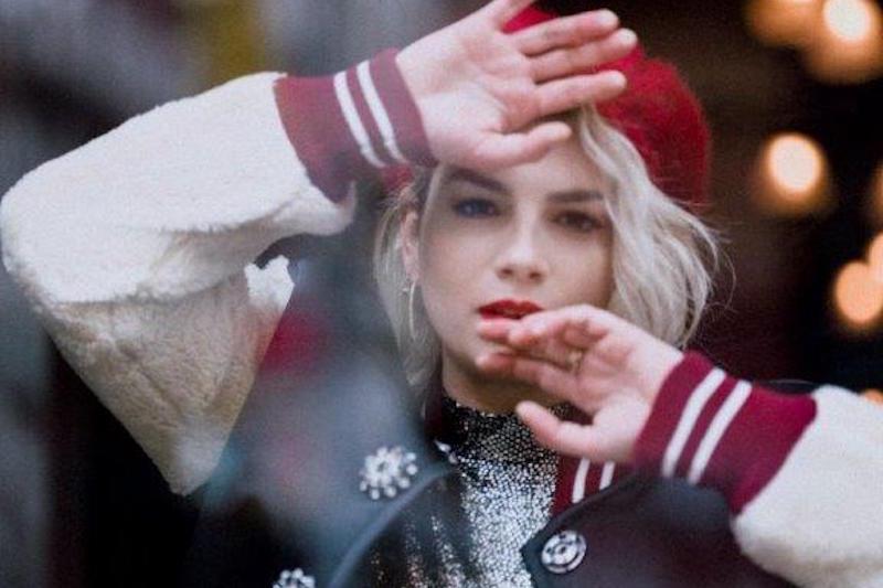 Essere qui è il nuovo album di Emma Marrone Dodici tracce nel nuovo disco di Emma, Essere qui