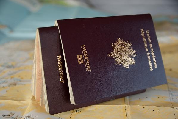 Rinnovo passaporto non scaduto Due passaporti su mappa