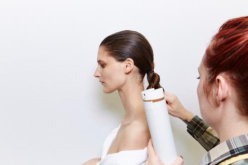 Capelli castani raccolti Capelli castani con coda