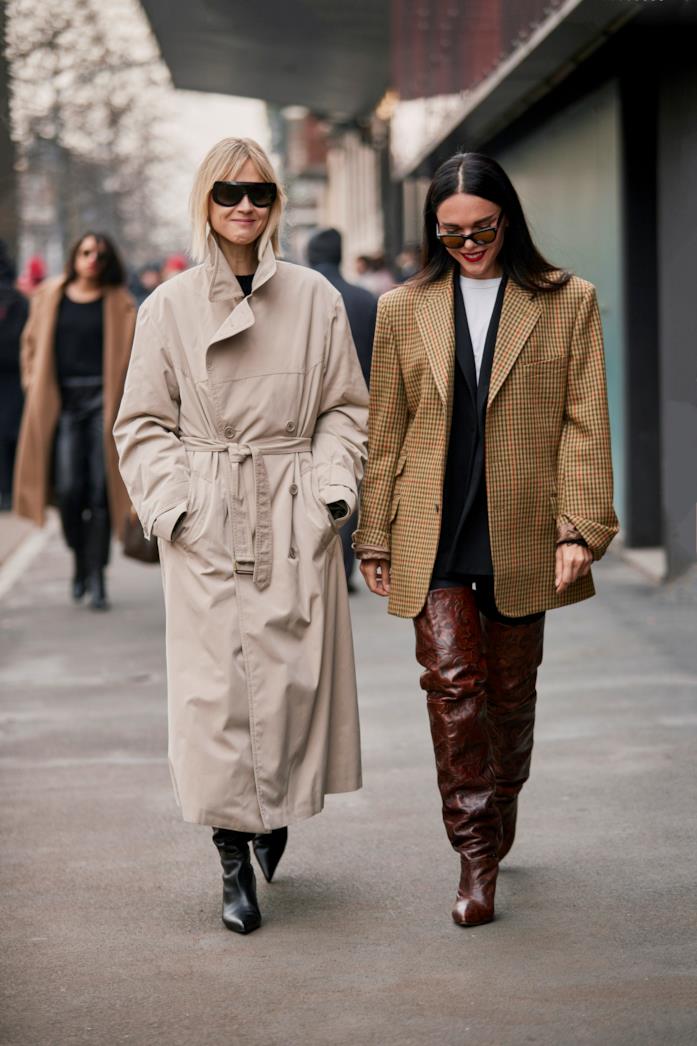 Street style Milano Moda Uomo 2019/20 Fashioniste con trench e blazer over e stivali alti fin sopra il ginocchio
