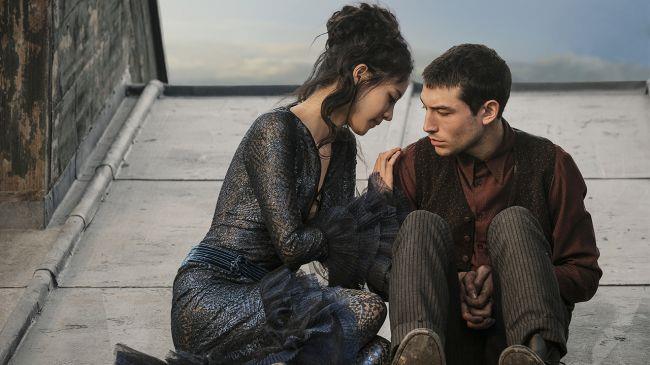 Animali Fantastici: I Crimini di Grindelwald, Claudia Kim ed Ezra Miller in una scena Claudia Kim ed Ezra Miller in una scena di Animali Fantastici: I Crimini di Grindelwald