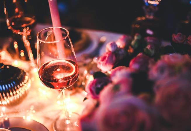 È arrivato il vino a tema unicorno Bicchiere di vino rosa