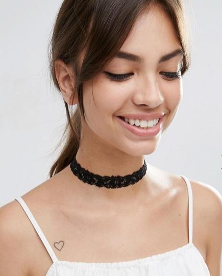 Choker nero in pizzo di ASOS Modella indossa choker in pizzo ASOS