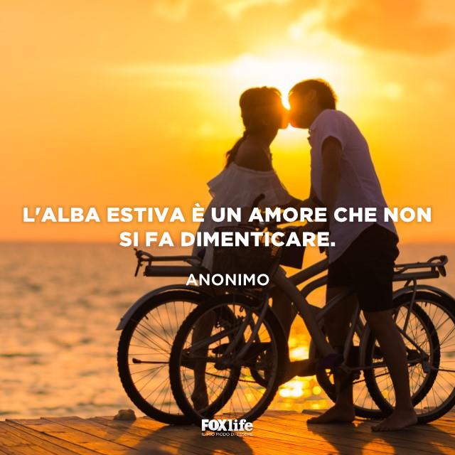 Frase sull'alba come l'amore Coppia si bacia in bicicletta