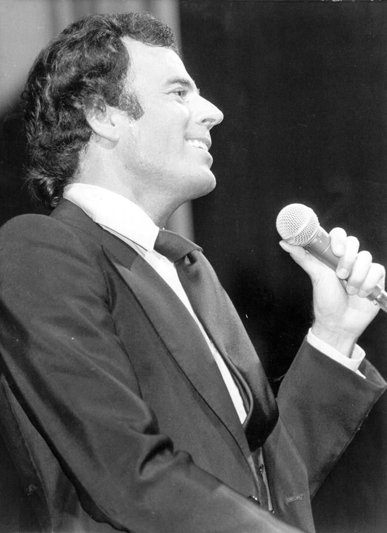 Julio Iglesias Julio Iglesias mentre canta in una vecchia foto