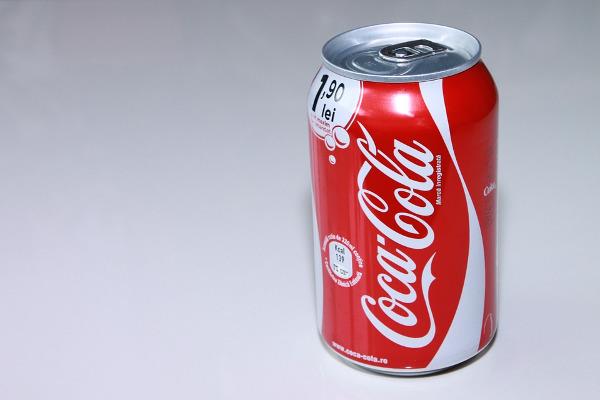 Pulire le griglie del forno con la Coca-Cola Lattina di Coca-Cola