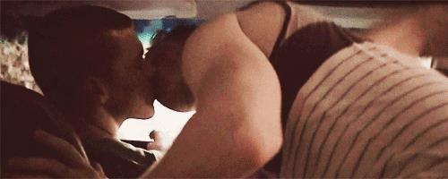 Ian e Mickey si baciano in Shameless Shameless: il primo bacio tra Ian e Mickey