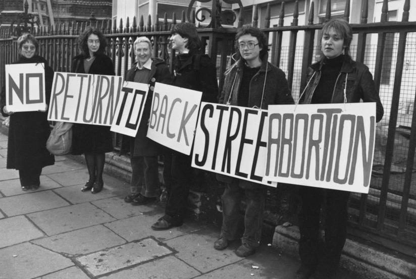 Delle donne protestano contro le leggi anti-aborto Protesta contro le leggi anti-aborto