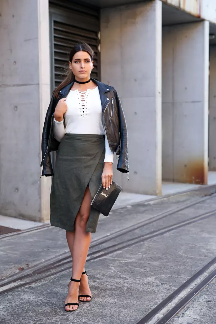 Gonna a matita e sandali neri con il cinturino Giacca di pelle, pencil skirt e sandali